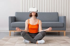 Una mujer joven practicando yoga en la sala de su casa