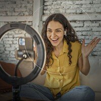 Una niña grabando videos de influencer en su habitación