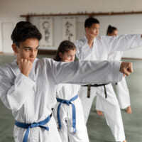 Grupo de niños practicando karate en las instalaciones de Colsubsidio.