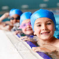 Un grupo de niños practicando natación en las instalaciones de Colsubsidio.