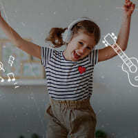 Una niña feliz de pertenecer al programa de iniciación musical.