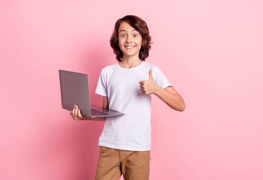 Un niño feliz de participar en los webinars que ofrece Colegios Colsubsidio.