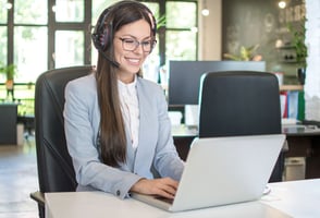 Una mujer frente a su computador, cursando los programas de formación Colsubsidio.