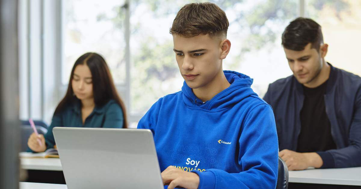 Un joven estudiante becado de CET en un aula de clases.