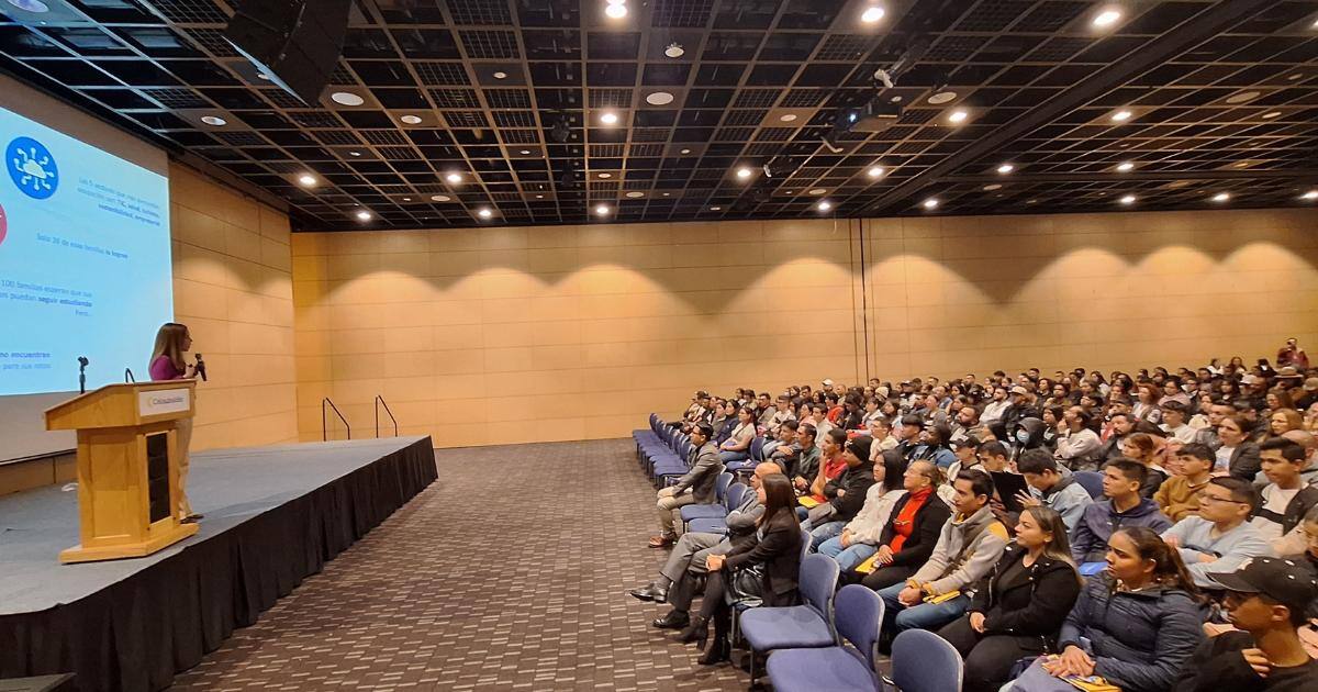 Estudiantes becados de CET hacen parte de la bienvenida al nuevo periodo académico. 