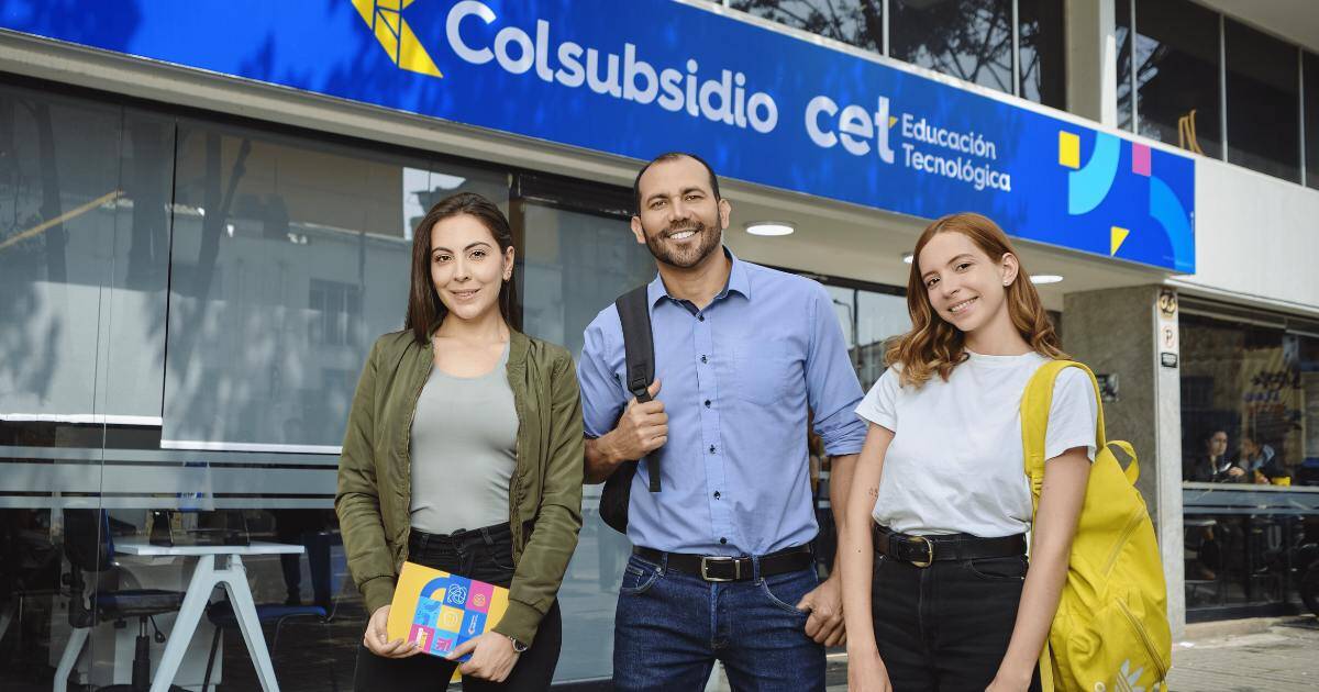 Tres estudiantes becados de CET sonríen por haber logrado este beneficio. 