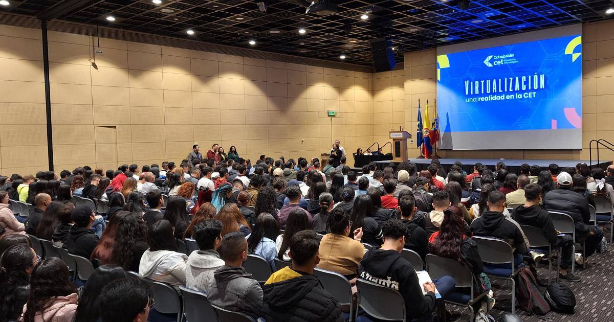 Estudiantes de CET participan en el lanzamiento del programa de virtualización. 