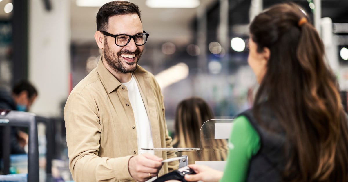 Un hombre sonríe mientras compra con el Cupo de Crédito Colsubsidio. 