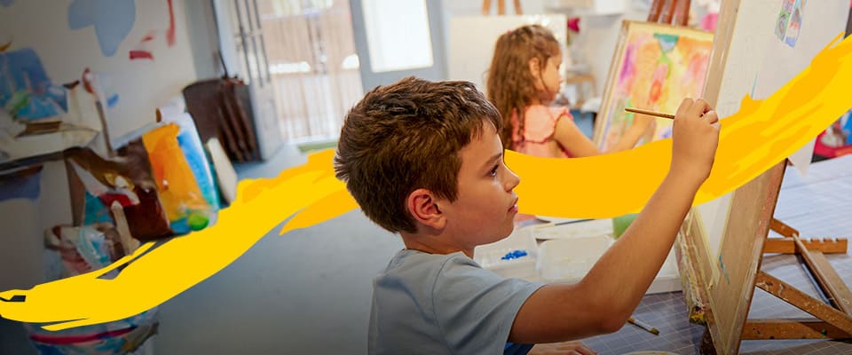 Dos niños pequeños en el programa de cultura y aventura de Colsubsidio.